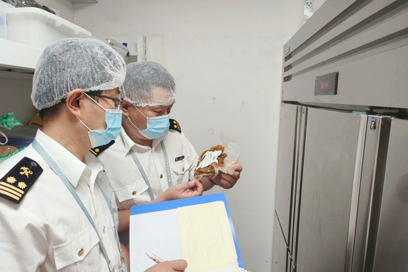 護(hù)航空港出入境旅客“舌尖上的安全”（圖）