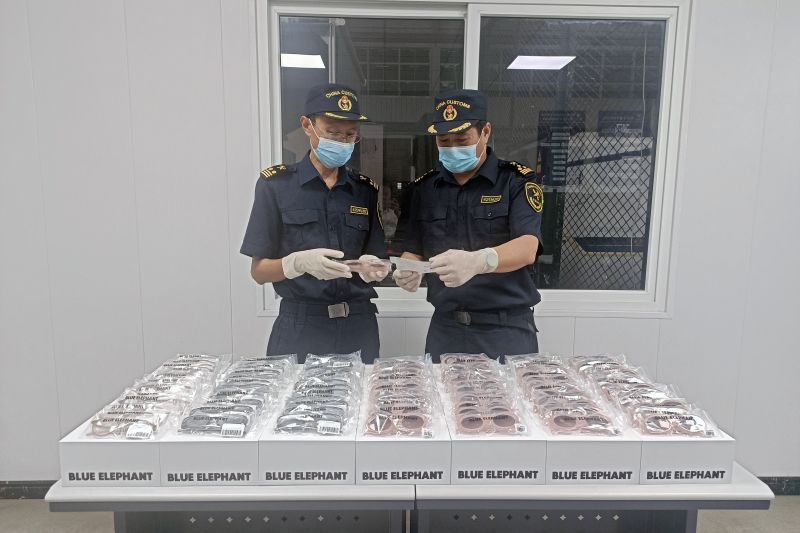 煙臺(tái)海關(guān)查獲侵權(quán)墨鏡138副（圖）