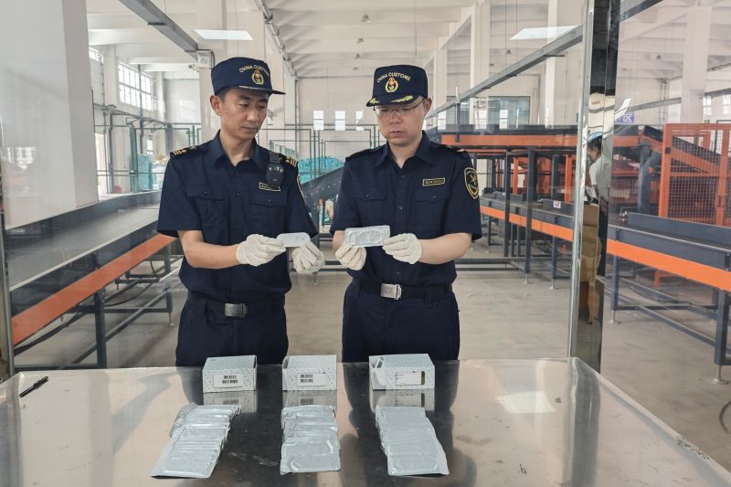 煙臺(tái)海關(guān)查獲超量攜帶進(jìn)境物品1427件（圖）
