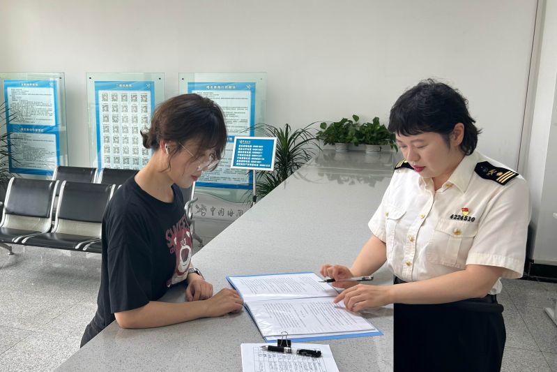 青島空港口岸實(shí)現(xiàn)“一次過(guò)檢，兩檢合一”（圖）